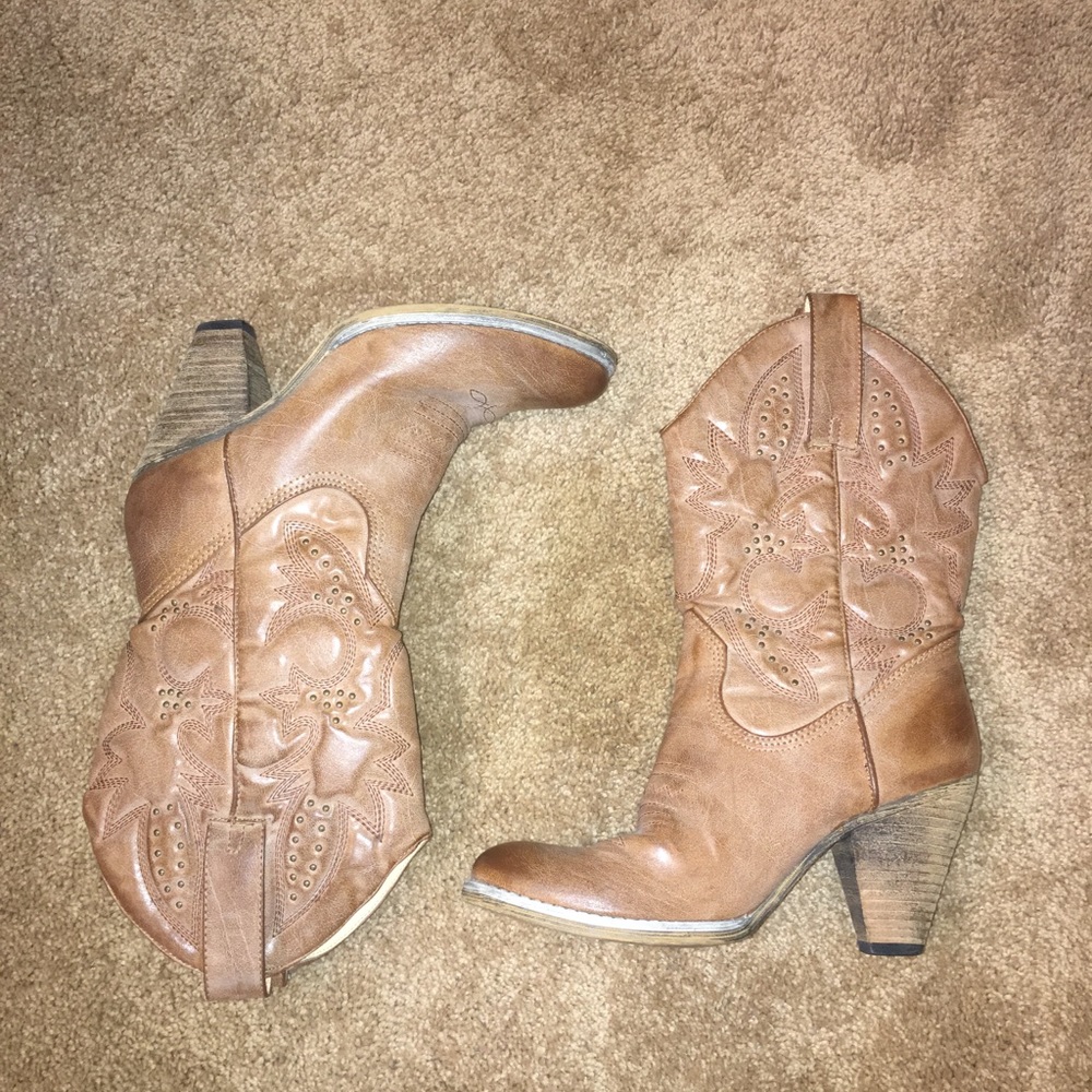 Very Volatile Boots with a heel